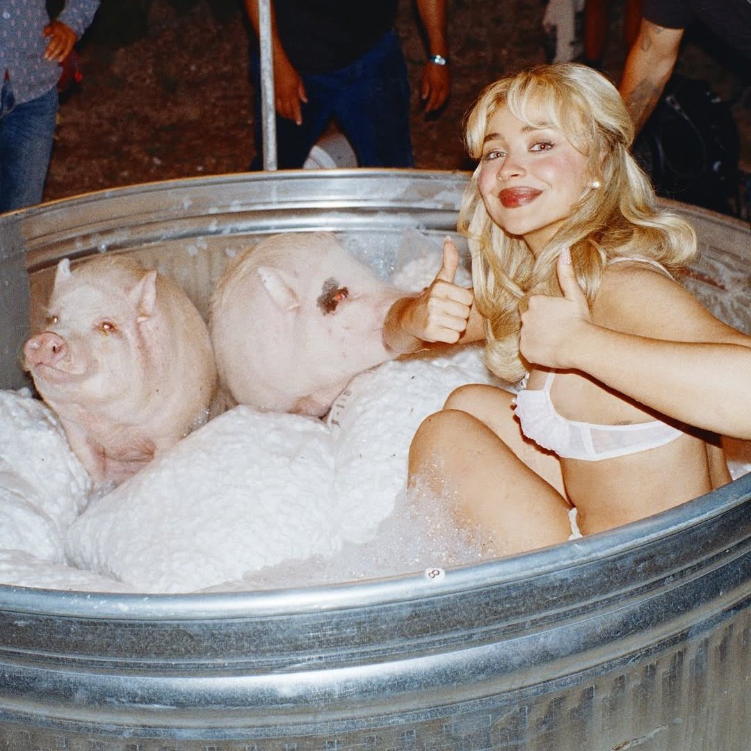 O PORCO SORRINDO PRA FOTO COM A SABRINA 😭