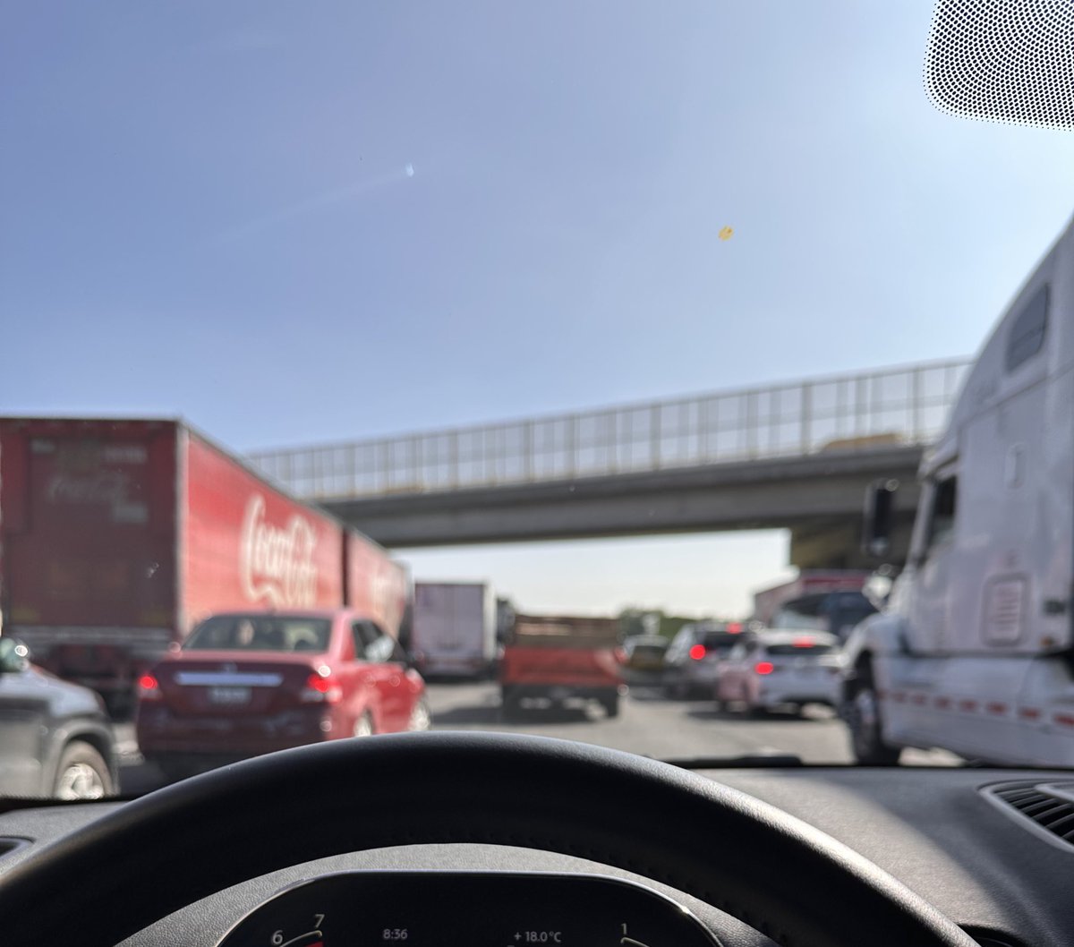 Autopista México-Pachuca a la altura de Tecamac, accidente mortal. Circulación detenida.