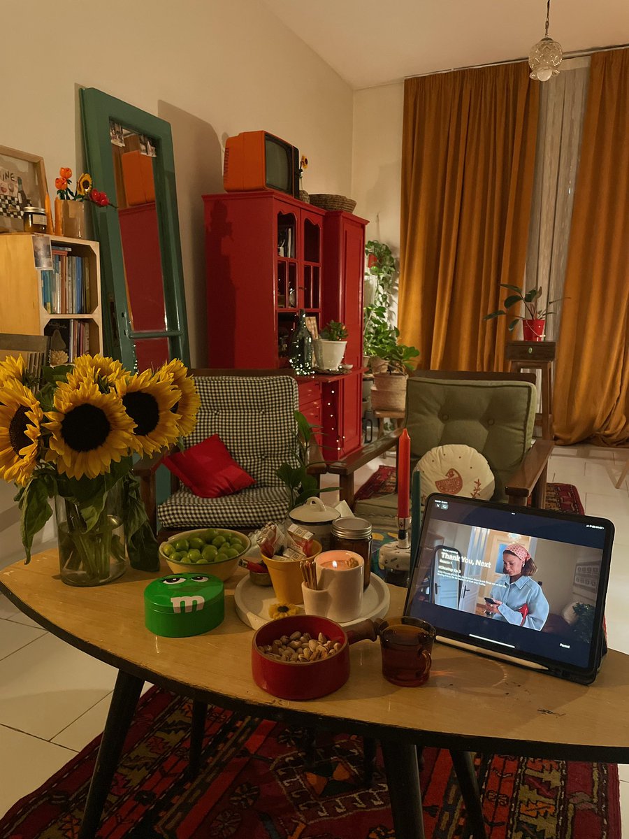 خونه زندگیم پر از آفتابگردان شده.🌻