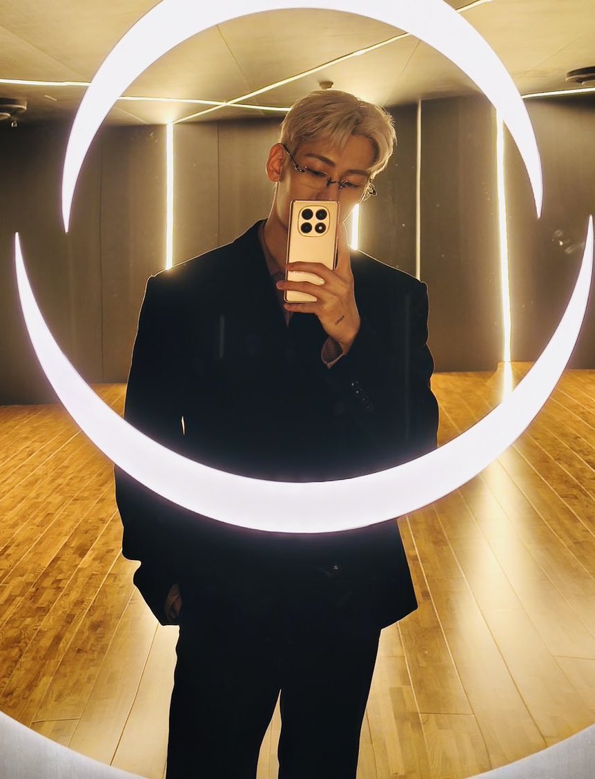 ภาพคุณ CEO เดินเข้าบริษัทเมื่อวานหลังจากไปทำงานข้างนอกมา เพื่อมาถ่ายรูปงานของที่ลงวันนี้คือเท่สุดๆ แค่คิดว่าบอสเดินเข้าดึกเฮโลแล้วมีทีมทำงานรออยู่ ก็ปลื้มใจแล้วอะ เก่งมากๆ เลยลูกชายของฉัน😭😭😭👍🏻👍🏻👏🏻👏🏻

#HALO #BamBam <a href="/BamBam1A/">BamBam</a>