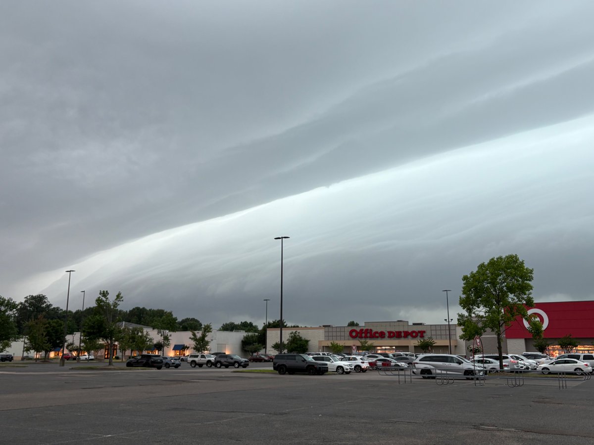Wild looking cloud formation in Bartlett with this line of storms. <a href="/NWSMemphis/">NWS Memphis</a> <a href="/memphisweather1/">MemphisWeather.net</a>