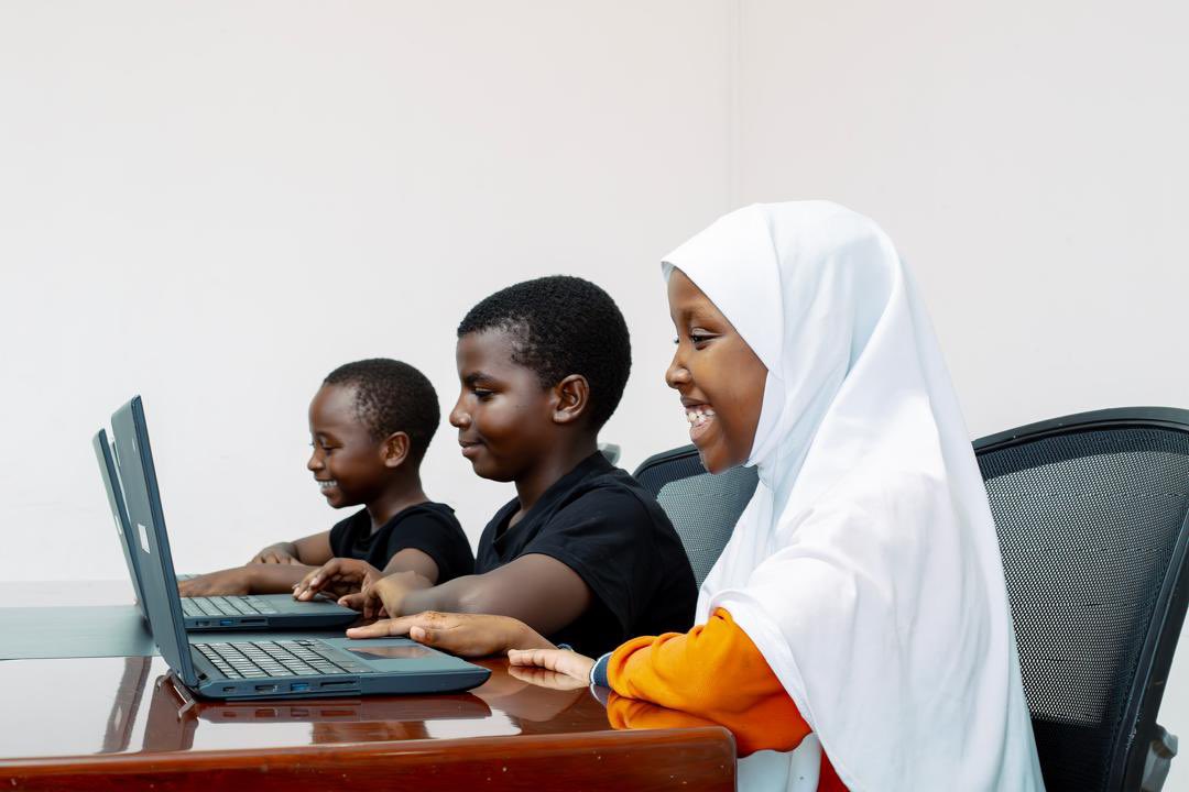 chapo255's tweet image. HAKIKISHA LIKIZO HII MTOTO HAKAI NYUMBANI!!!

Mlete mtoto wako @KodeUniKids kwenye #SummerCodeSurge kwa siku 10 tu, umri ni miaka 5- 18, watapata skills mbalimbali za computer kuwaandaa na future.

💰 200,000 TZS
🗓️9-18 Julai,

WhatsApp/☎️: 0745 000 555

#KodeUni #CSForAll