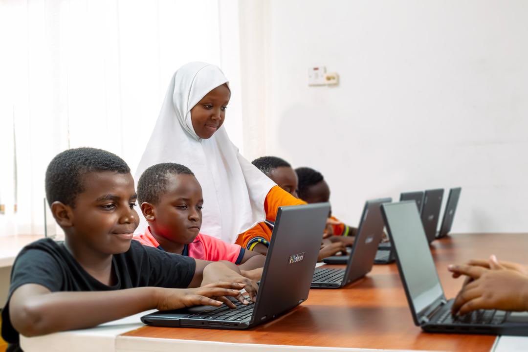 chapo255's tweet image. HAKIKISHA LIKIZO HII MTOTO HAKAI NYUMBANI!!!

Mlete mtoto wako @KodeUniKids kwenye #SummerCodeSurge kwa siku 10 tu, umri ni miaka 5- 18, watapata skills mbalimbali za computer kuwaandaa na future.

💰 200,000 TZS
🗓️9-18 Julai,

WhatsApp/☎️: 0745 000 555

#KodeUni #CSForAll