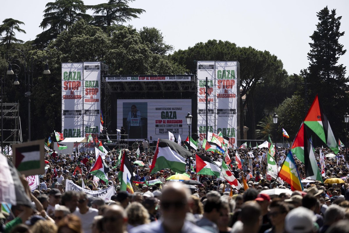 "Sono oltre 300 mila" le persone che partecipano a Roma alla manifestazione per Gaza promossa da Pd, M5s, Avs. Lo riferiscono gli organizzatori dal palco allestito in piazza San Giovanni #ANSA ansa.it/sito/notizie/c…