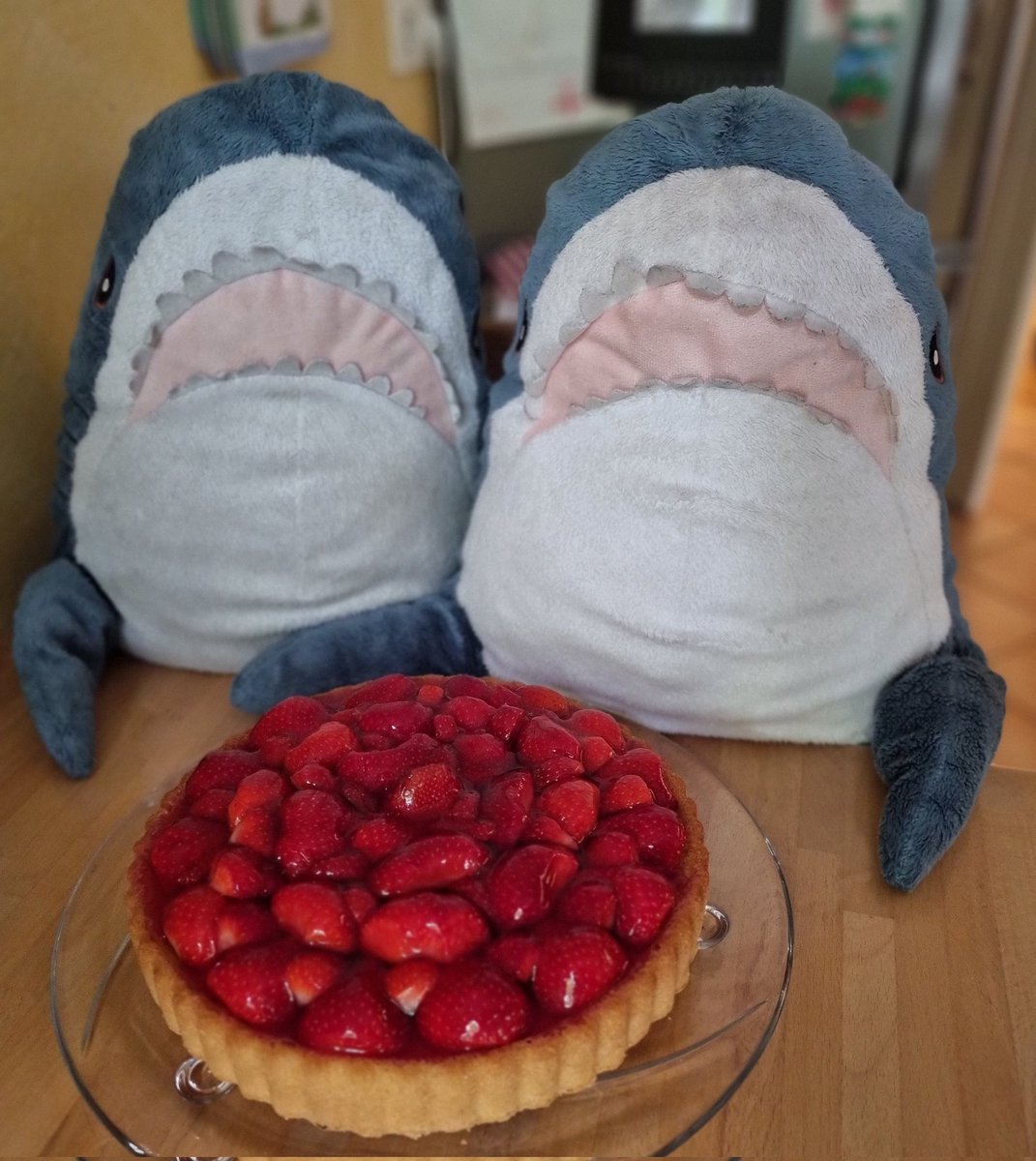 H: "Johnny?"
J: "Ja, Heiko?"
H: "Meinst du, es fällt auf, wenn wir eine Erdbeere stibitzen?"
J: "Weiß nicht, die sehen so geordnet aus. Dann fehlt eine im Muster."