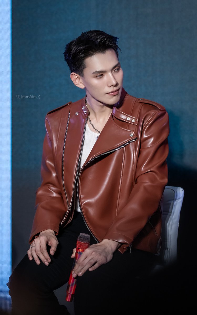 วันนี้พี่อู๋ร้องเพลงเพราะมากๆ แล้วลุคนี้คือเท่มากกกก ช่วยด้วยย ~ 🫠🫠✨✨

DAOU PREMIERE EVENT
#DAOU_นิราศรักเอย_DDAY
#ต้าห์อู๋ #Daou #oueiija