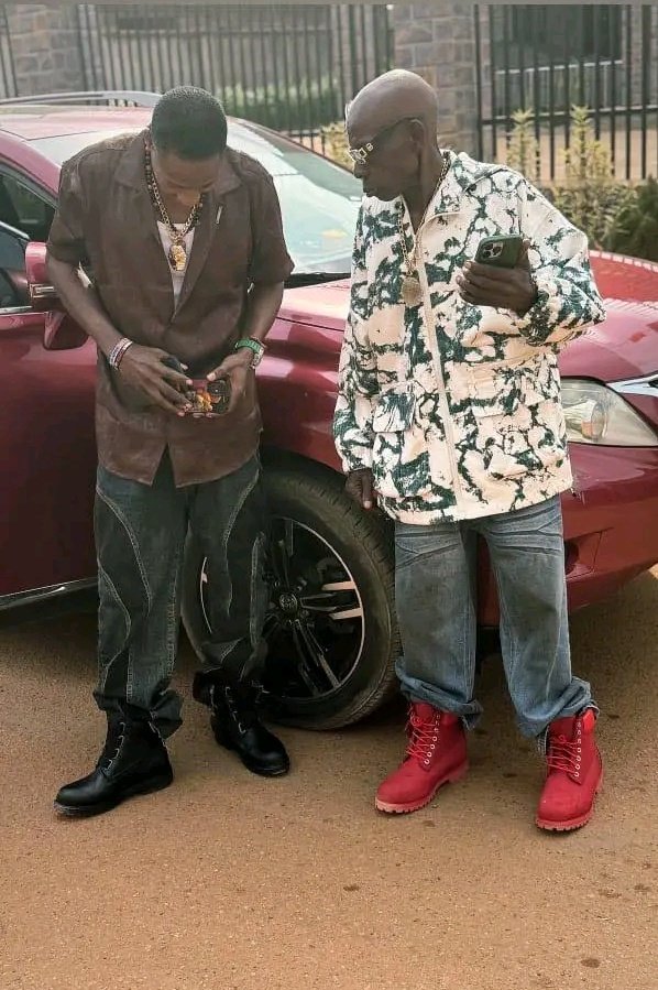 Imlogic_Dr's tweet image. Me and my dad after selling his land 😂😂😂