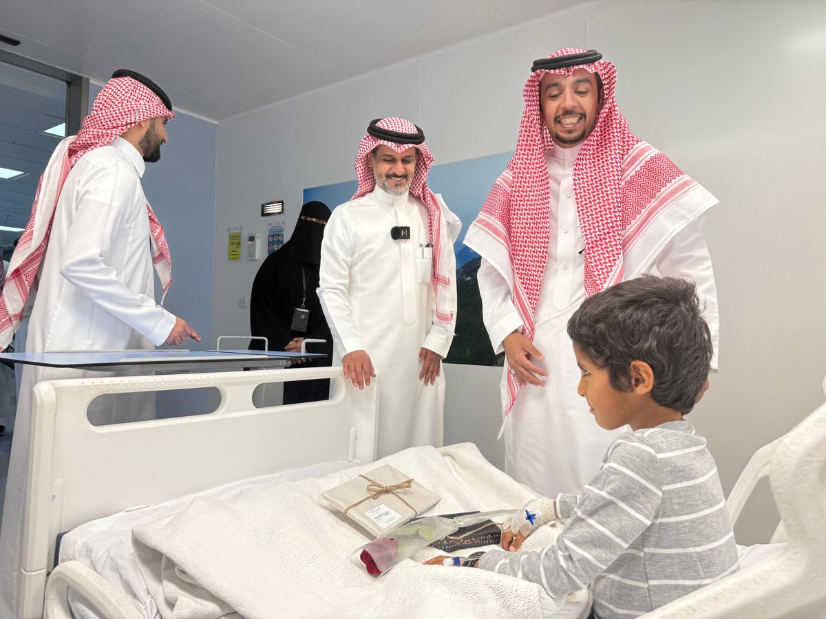 #معايدة| 🍬

مدير عام فرع وزارة الصحة بمنطقة حائل سلطان بن ناصر المسيعيد، ويرافقه الرئيس التنفيذي لتجمع حائل الصحي حاتم بن محمد الرشدان بمعايدة المرضى المنومين والمكلفين بالعمل في مستشفيات المنطقة بإجازة #عيد_الأضحى_المبارك ١٤٤٦هـ والاطمئنان على صحتهم.
#صحة_حائل