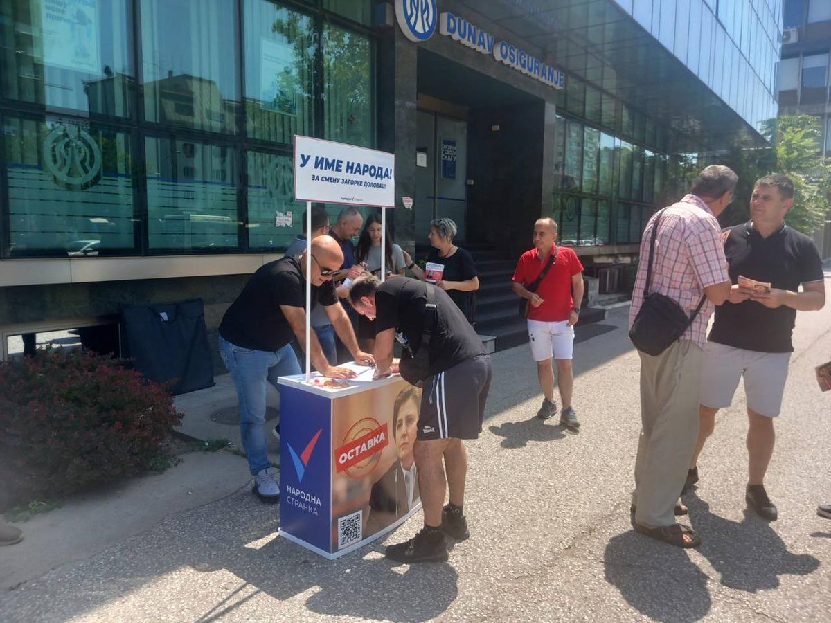 Потписивање петиције за смену Загорке Доловац код Железничке станице у НС. Осам од десет особа које приђу потпишу за смену.
Биће ово занимљиво лето.