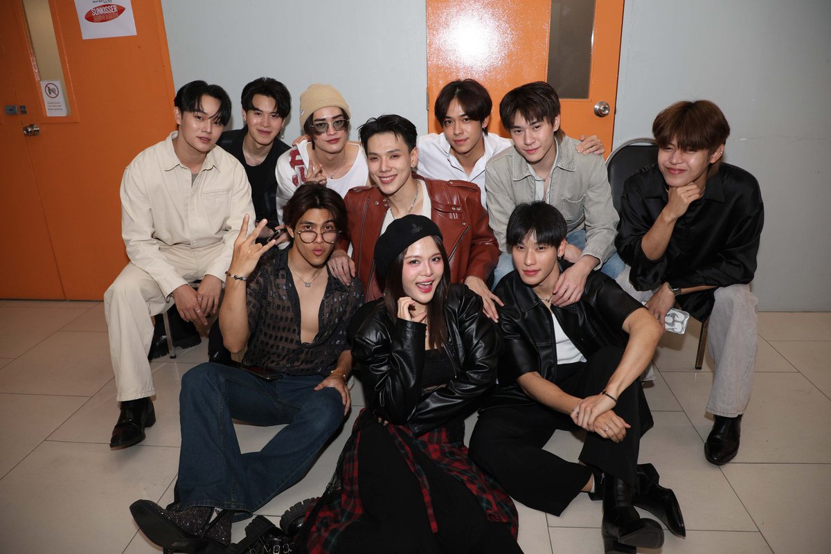 วันนี้ขอบคุณทุกๆคนมากๆเลยนะครับ
เป็นอีกวันที่มีความหมายสำคัญกับผมจริงๆ
ฝากเนื้อฝากตัว ต้าห์อู๋ พิทยา ด้วยนะครับ 

DAOU PREMIERE EVENT
#DAOU_นิราศรักเอย_DDAY