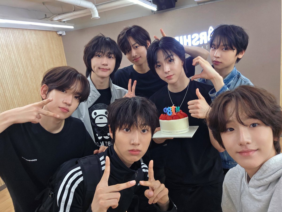 IDID_starship's tweet photo. [🌠] #백준혁_DID
여러분 안녕하세요!! 준혁입니다🦈 여러분들이 제 생일을 정말 많이 축하해 주셔서 행복한 하루였어요🥹 아이딧이 되고 멤버들 중 첫번째로 맞이한 생일인데 이렇게 많이 축하해 주셔서 감사해요🥰😘 또 오늘 올린 아기상어 챌린지 보셨죠!😎여러분 보여드릴려고 열심히 안무짜고 연습🕺했으니까 예쁘게 봐주세요! 또 저희 아이딧의 카메라감독님, 세민이가 영상 찍어줬어요! 진짜 잘찍었죠📷🎥 요즘 너무 여러분 보고싶은데 빨리 데뷔해서 여러분 보러갈게요😍

#IDID #아이딧 #BAEKJUNHYUK #백준혁
