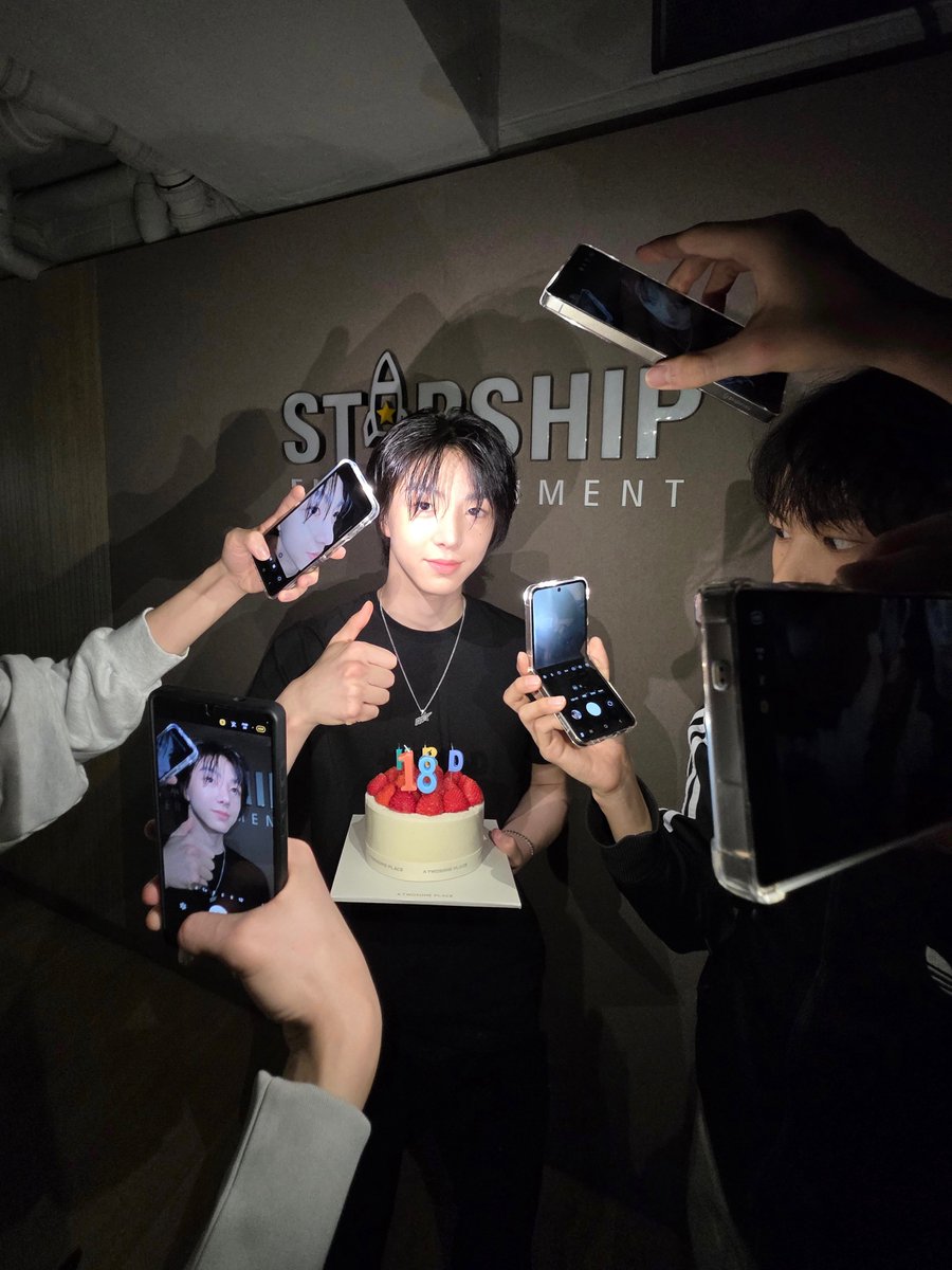 IDID_starship's tweet photo. [🌠] #백준혁_DID
여러분 안녕하세요!! 준혁입니다🦈 여러분들이 제 생일을 정말 많이 축하해 주셔서 행복한 하루였어요🥹 아이딧이 되고 멤버들 중 첫번째로 맞이한 생일인데 이렇게 많이 축하해 주셔서 감사해요🥰😘 또 오늘 올린 아기상어 챌린지 보셨죠!😎여러분 보여드릴려고 열심히 안무짜고 연습🕺했으니까 예쁘게 봐주세요! 또 저희 아이딧의 카메라감독님, 세민이가 영상 찍어줬어요! 진짜 잘찍었죠📷🎥 요즘 너무 여러분 보고싶은데 빨리 데뷔해서 여러분 보러갈게요😍

#IDID #아이딧 #BAEKJUNHYUK #백준혁