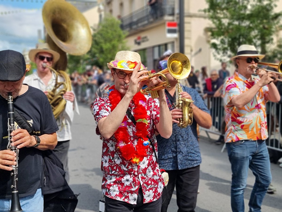 Chatel_Guyon's tweet photo. En direct de la parade de #jazzauxsources à Châtel-Guyon 😍✨️🕺💃🎺 
Les danseurs, musiciens et festivaliers en folie 👏👏 https://t.co/AsJyzouH3t