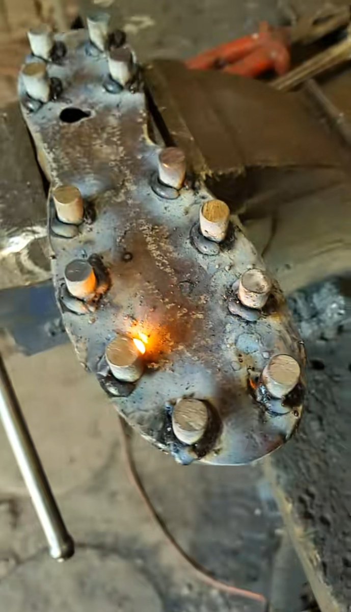 Le pedí a <a href="/DarkAnjel_/">el tipo que forja cuchillos. blacksmith</a> unos guayos para fútbol y ya los está terminando. Ahora sí a goler en la liga.