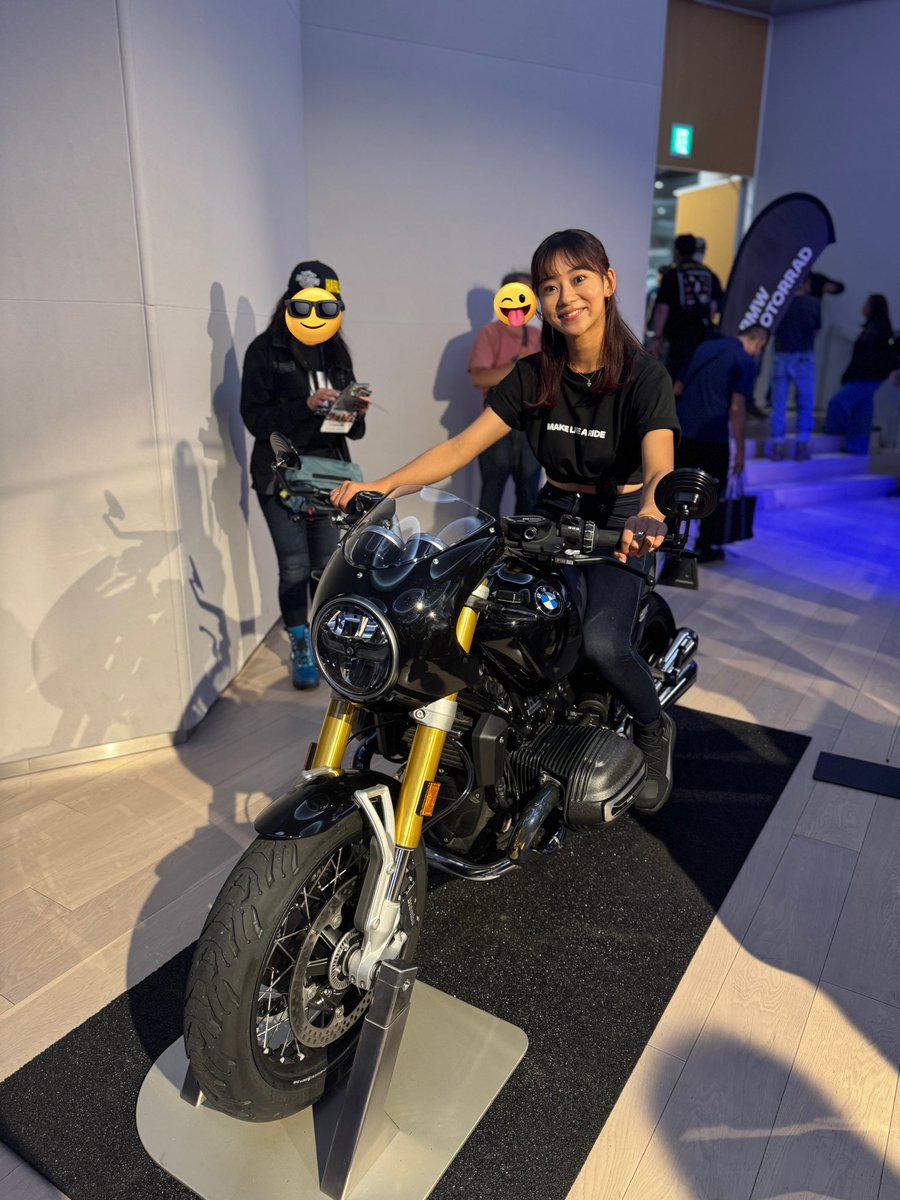 mizuki_sashide's tweet image. 🏍️🏍️🏍️#bmw #tokyobay  
実はイベントに両親が来ていたのですが

私が皆様に囲まれてバイク前で写真を撮ってもらってる時に、人混みに紛れ、ワンピースの女性が携帯で連写していて、珍しいしすごいなーなんて思っていたその人は、
まさかの母でした🤣

一番のファンでした。爆笑
ありがとう🤣🤣🤣