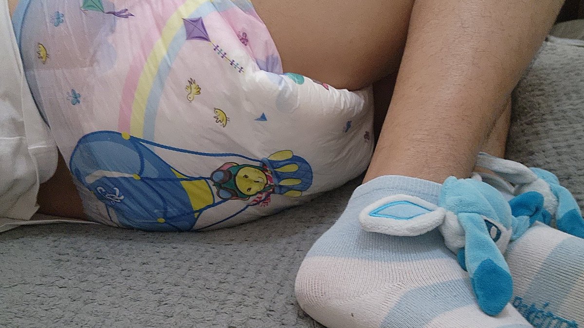 Jae_teii's tweet photo. Padded for a flight with my super cute glaceon socks. Managed to keep me leak free for the short flight. https://t.co/19OkKbExLW