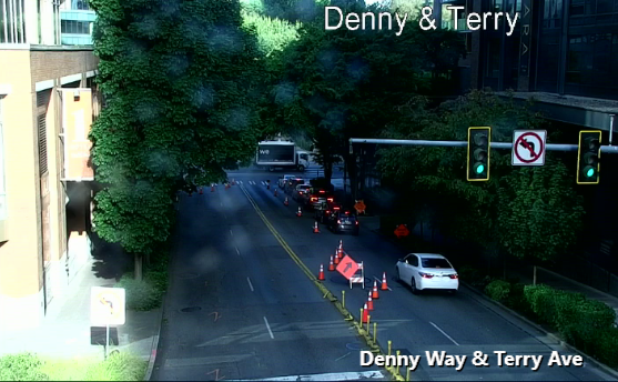 Ang gawaing daan sa Denny Way sa pagitan ng Terry