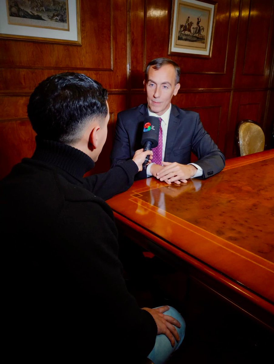 brunonperrone's tweet photo. Otro #DíaDelPeriodista que, afortunadamente, celebro trabajando de lo que me apasiona gracias a la pantalla de @canal8mdp.

Y a veces, encima, tengo lujos como este: entrevistar a @halconada. Fuiste y sos un gran horizonte profesional.

¡Muchas gracias por tus palabras, Hugo! https://t.co/fex0U5eB3m