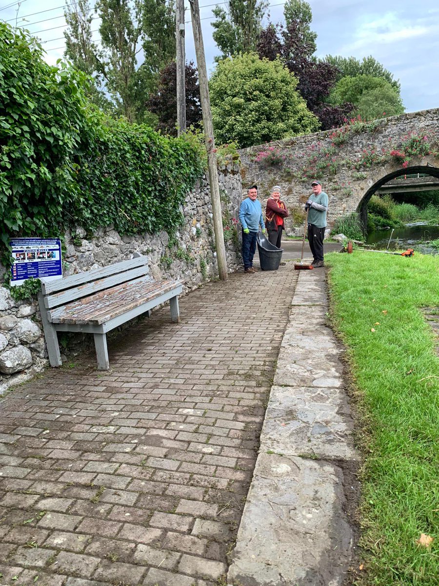 Hard at work weeding and tidying. Bench to be painted next week hopefully depending on the weather 👨‍🎨