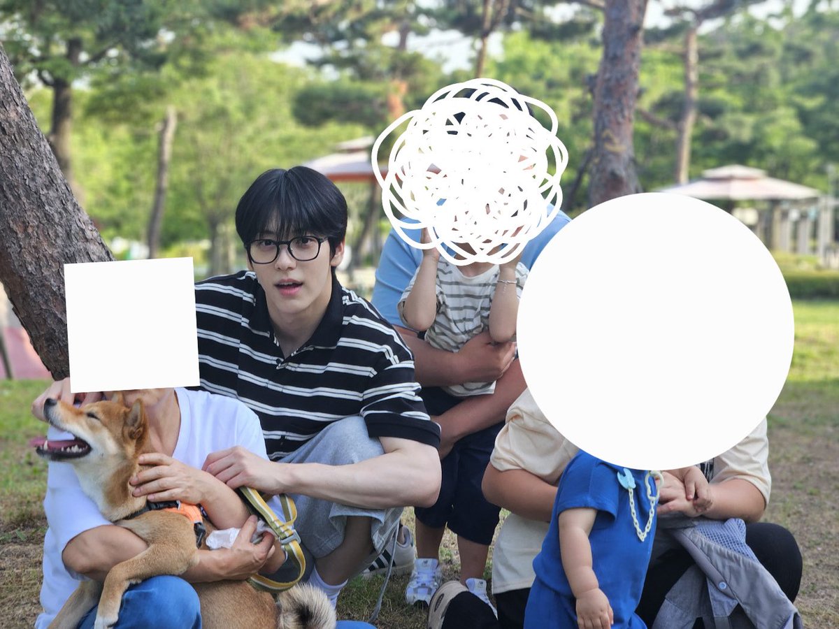 translatingTXT's tweet photo. [250608] weverse dm 🐰💬

🐰 during the break
🐰 i went on a picnic with my family
🐰 the person i’m hugging is my mom 🫶 https://t.co/o01aDwexDh