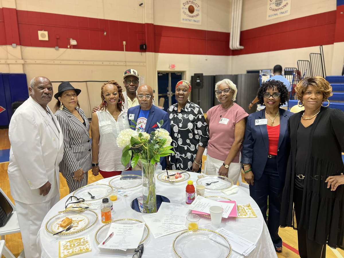 TSU_PVAMUGrad's tweet image. This last week of school has been an absolute joy. I would to thank all the alumni that came by to support our Senior Breakfast and bless our students with multiple scholarships and acknowledgements. #KreatingLeaders #MakeADifference #LegacyWork ❤️💙