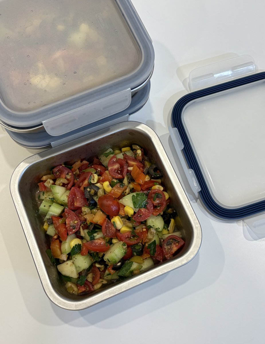 오이+토마토+올리브+파프리카 찹해서 썰고 스위트콘+이탈리안파슬리or샐러리잎or딜  +후추+올리브유+발사믹or레몬즙+머스타드+프락토올리고당. 여름 샐러드베이스로 활용도 매우 좋다. 양파나 마늘을 생략하면 좀더 오래  먹을수 있어 갈릭파우더만. 포인트는 무조건 생허브 ..., image size:925x1200