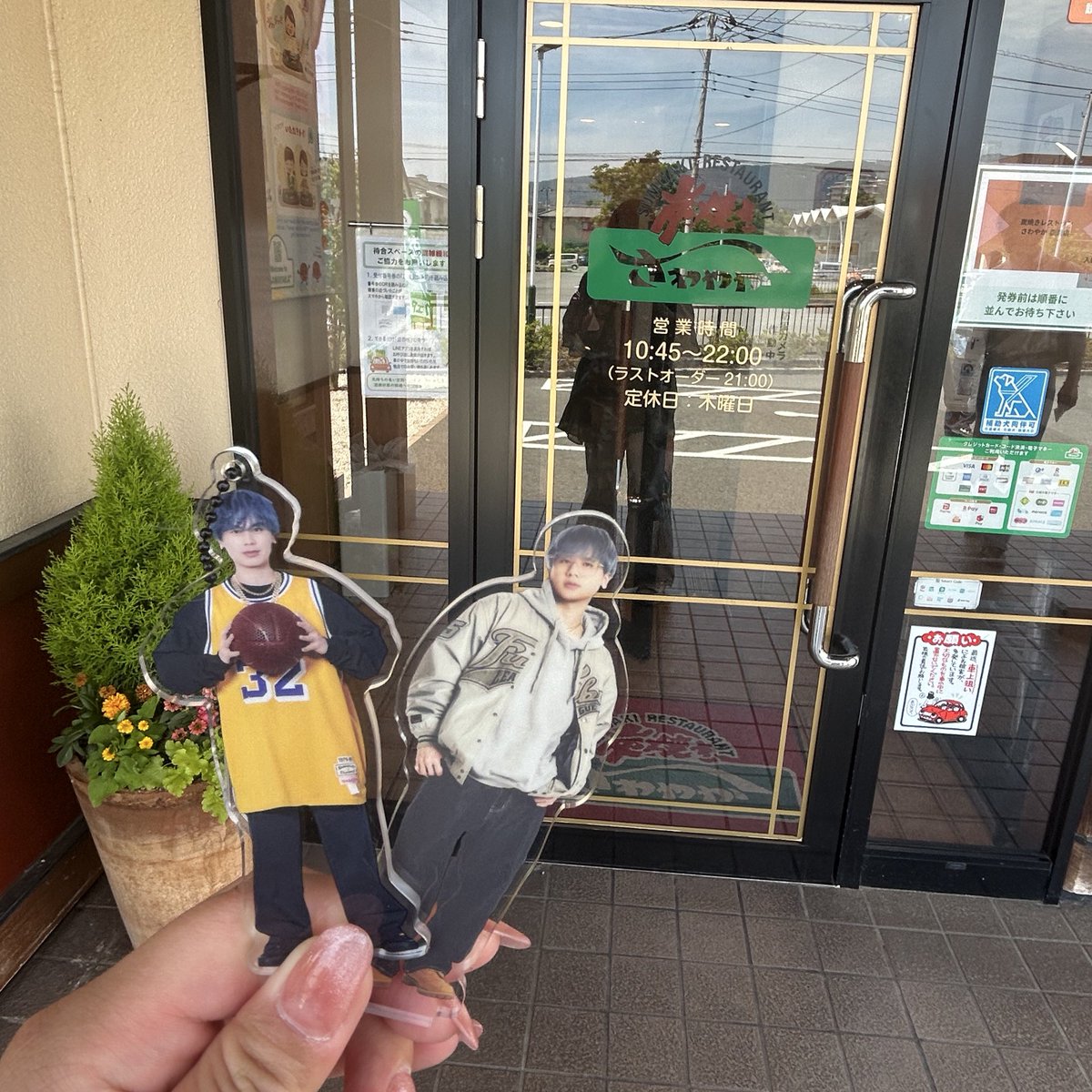 みんなにおすすめされた
さわやかハンバーグ🍴は
帰りの日の今日(土曜)にしてしまったから
2時間待ちという待ち時間を耐えて
食べたので美味しさ倍増でした😋♡
やっとアクスタ出した3日目←おそ