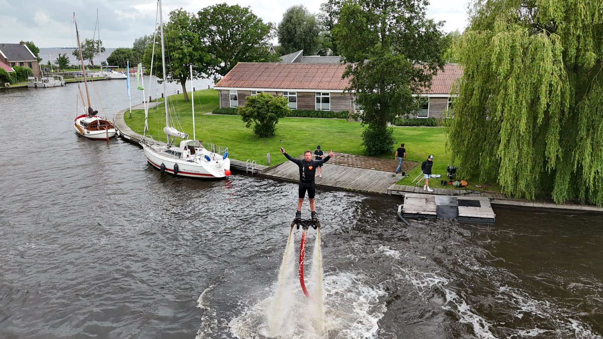 Ons electrisch aangedreven #flyboard ligt vanaf nu in Heeg. Een mooie activiteit voor de sportieve watersporter op het terrein van het prachtige Waterherberg it Beaken Boeken kan eenvoudig via de website flyboardclinic.nl/reserveren.