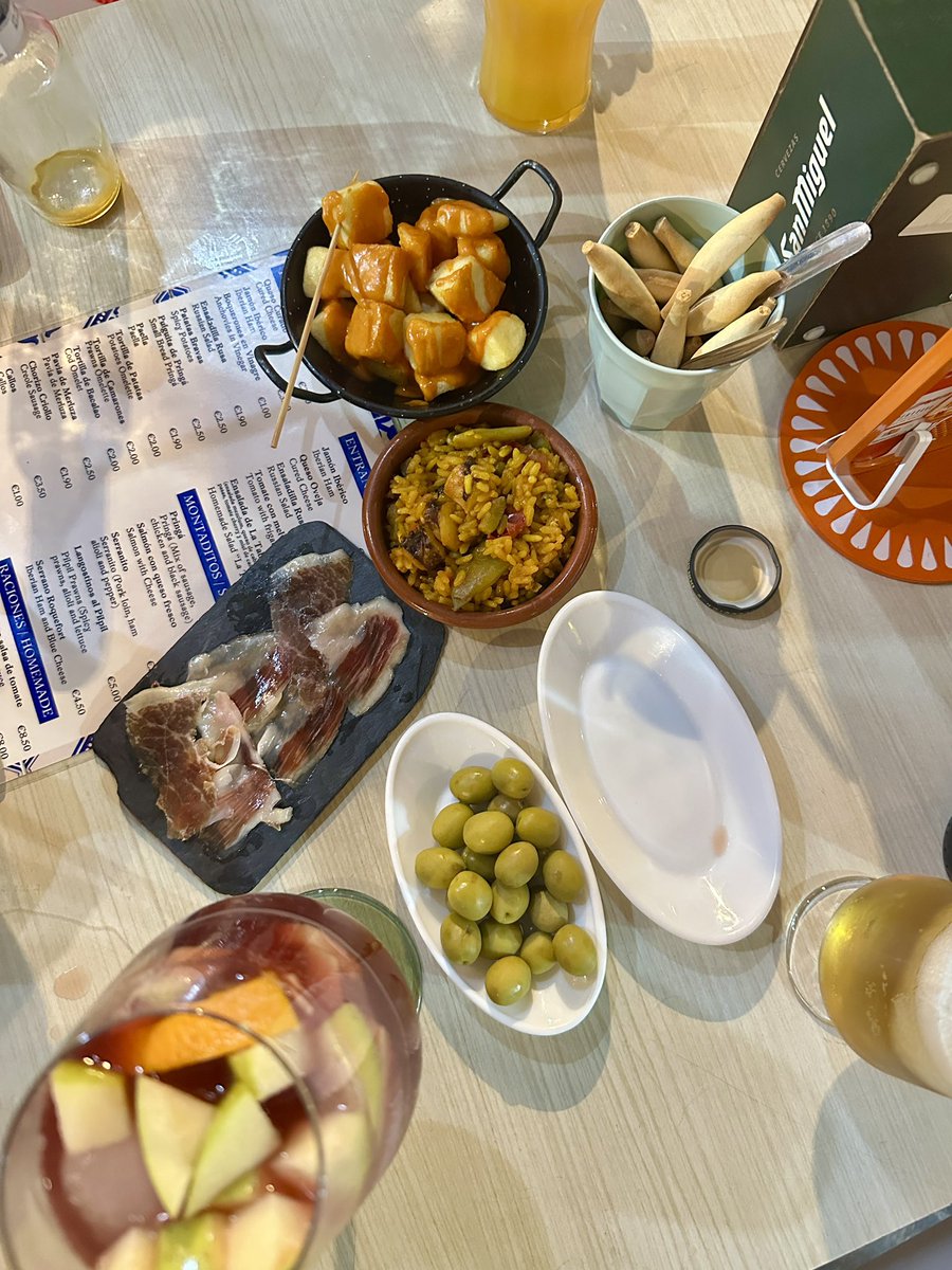 🇪🇸 Malaga

Dev plajı, gece hayatı, birası ve tapas barlarıyla tekrar tekrar gidilecek endülüs şehri 🩵