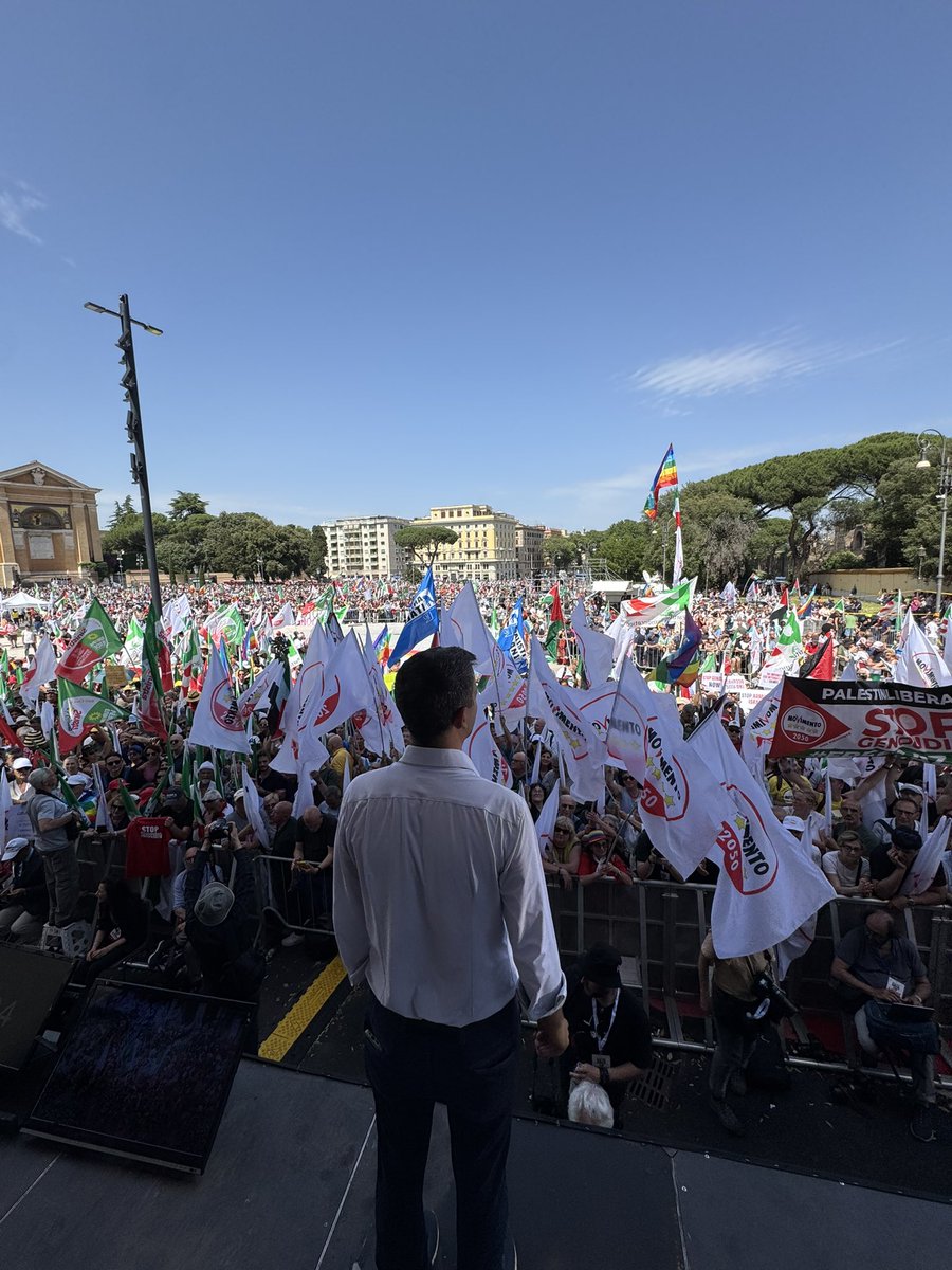 marcofurfaro's tweet image. Una piazza bellissima, senza fine.
Per Gaza.
Per le decine e decine di migliaia di vite spezzate, per i 15.000 bambini uccisi mentre dormivano o giocavano, per i giornalisti, i medici, gli operatori umanitari eliminati senza un perché, per un popolo a cui è stato tolto tutto,…