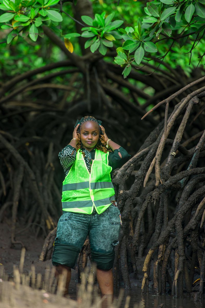 Acha tu nipost hizi hapa niwasho vile I am an environmental scientist dedicated to the mangrove ecosystems😊