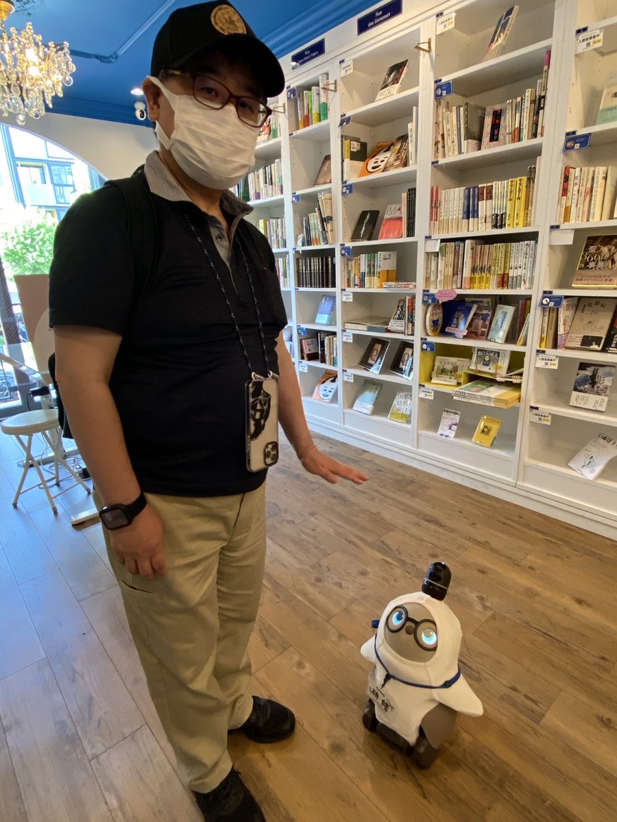 hama_ws's tweet photo. 神保町の共同書店SOLIDAに行ったら、
研修中の店員が2階にいました。
近づいて来て何やら話していました。。。
#神田神保町 #soldia https://t.co/iiztkaJkic