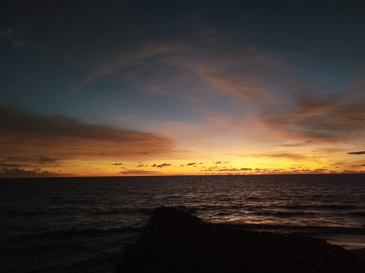 fathirhs_'s tweet photo. Langnga, 14 Februari 2025~

*Jejak Langit*

Hujan reda, pelangi terbentang, menghubungkan luka dengan harapan.
Lalu senja datang perlahan, menutup hari dengan warna tenang.
Seperti hidup—selalu ada indah setelah hujan. https://t.co/p623DihT7r