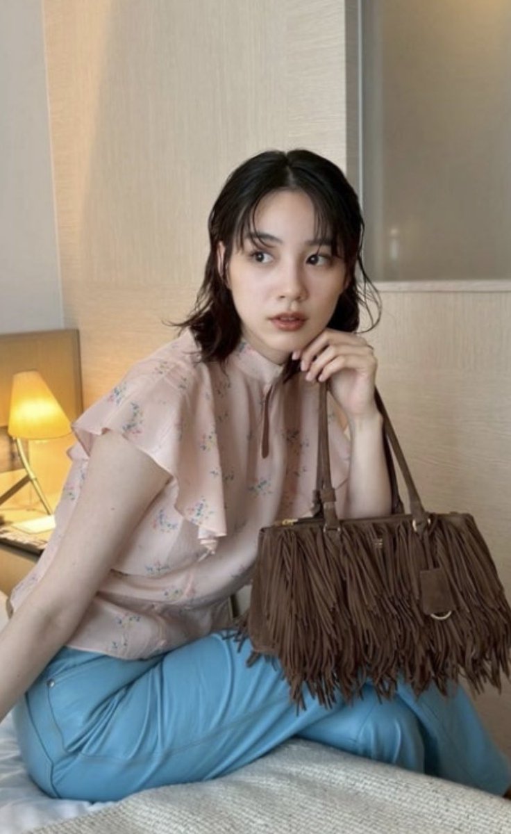 EJzPr0uNew71500's tweet image. PRADAを着たワルイちゃん
#のん #PRADAMODE #PRADA #PR