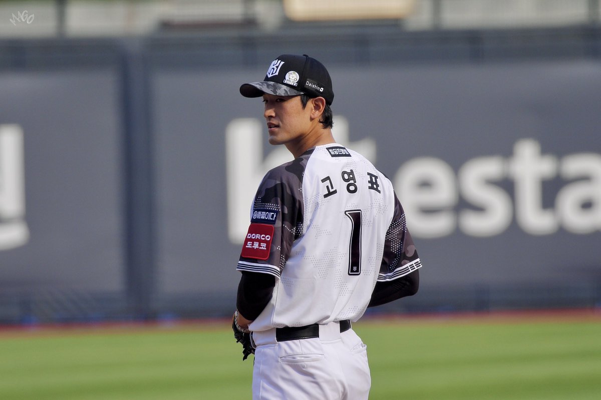 1der_ace's tweet photo. 밀니폼의 신, 밀니폼의 권위자, 밀니폼의 달인, 밀니폼의 제왕, 밀니폼의 종결자, 밀니폼의 황태자, 밀니폼의 군림자, 밀니폼의 대가, 밀니폼의 마스터

#고영표 #ktwiz #Accio_1 https://t.co/PSxxtBZPTQ
