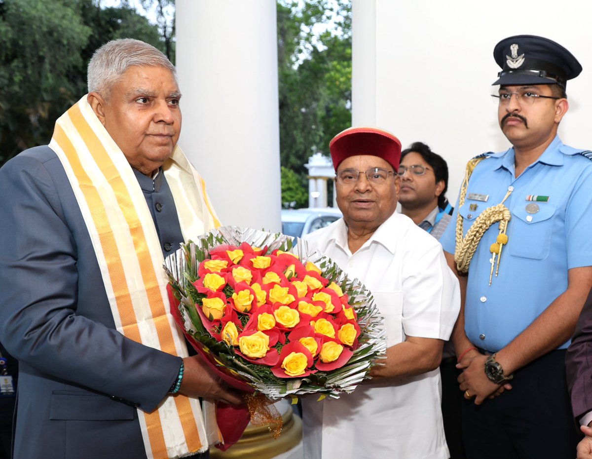 Hon'ble Vice-President, Shri Jagdeep Dhankar ji was welcomed by the Hon'ble Governor of Karnataka, Shri Thaawarchand Gehlot at Rajbhavan.