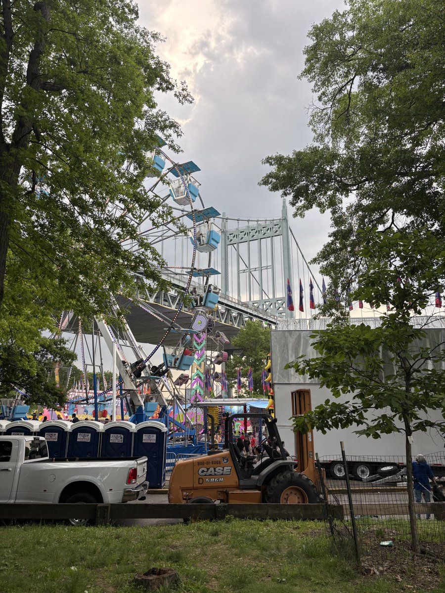 Irockmysocks4's tweet photo. Starting the Summer off Right with Astoria Queens Park Fair #FridayNight #Astoriapark #SummerVibes https://t.co/95NCa4D5c6