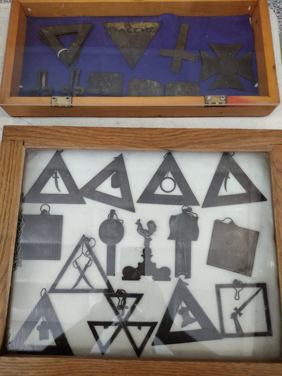 DannyFantod's tweet image. These metal items have a hand-made uniqueness about them. Hard to put a price on things like that. But we&apos;re about to find out. #Rural #Auction #Pickers