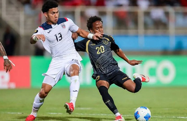 JRDeportesCuba's tweet photo. #DeporteCubano🇨🇺 ⚽ #Cuba sigue soñando con el Mundial 🏆
La selección 🇨🇺 venció 1-0 a Antigua y Barbuda con gol de Pedro Bravo en el 45+7' y ahora con 6 puntos, se mantiene en la pelea junto a Honduras en el Grupo A

Los detalles 👇
https://t.co/1nZcYu605N https://t.co/snYEdbnFgv