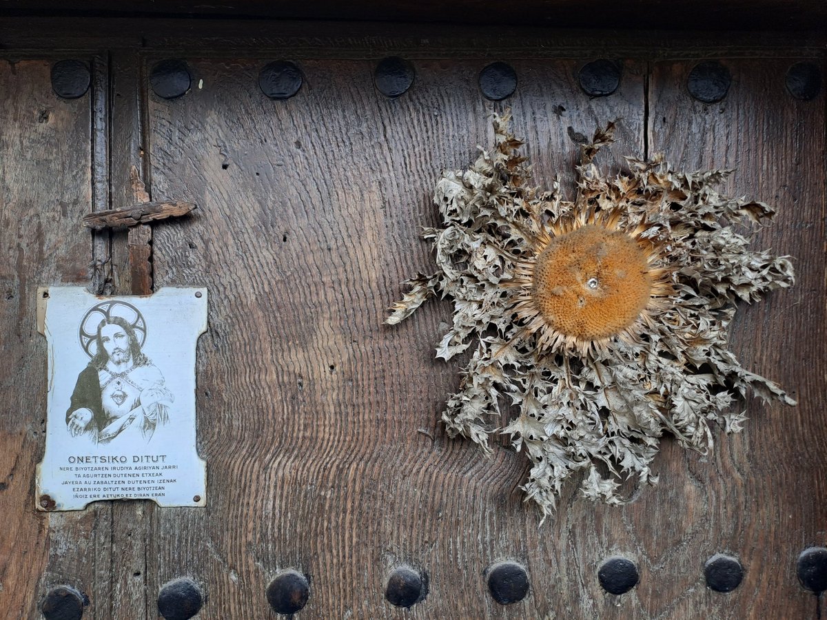 Triple demanda de protección: eguzkilore, crucifijo y placa del Sagrado Corazón  en la que este garantiza la protección a todas las casas en las que se le venere.
Creencias y religiosidad popular.
Altzo (Gipuzkoa)