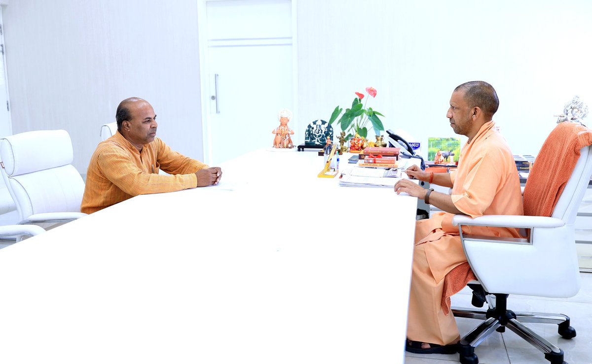 आज यूपी अनुदेशक संघ के अध्यक्ष विक्रम सिंह जी ने मुख्यमंत्री श्री योगी आदित्यनाथ जी से मुलाकात किया ll
पिछले कई वर्षों से इस प्रकार की मुलाकाते शिक्षामित्र संघ के नेताओं और अनुदेशकों द्वारा कई बार की जा चुकी है ll
#शिक्षामित्र #अनुदेशक
