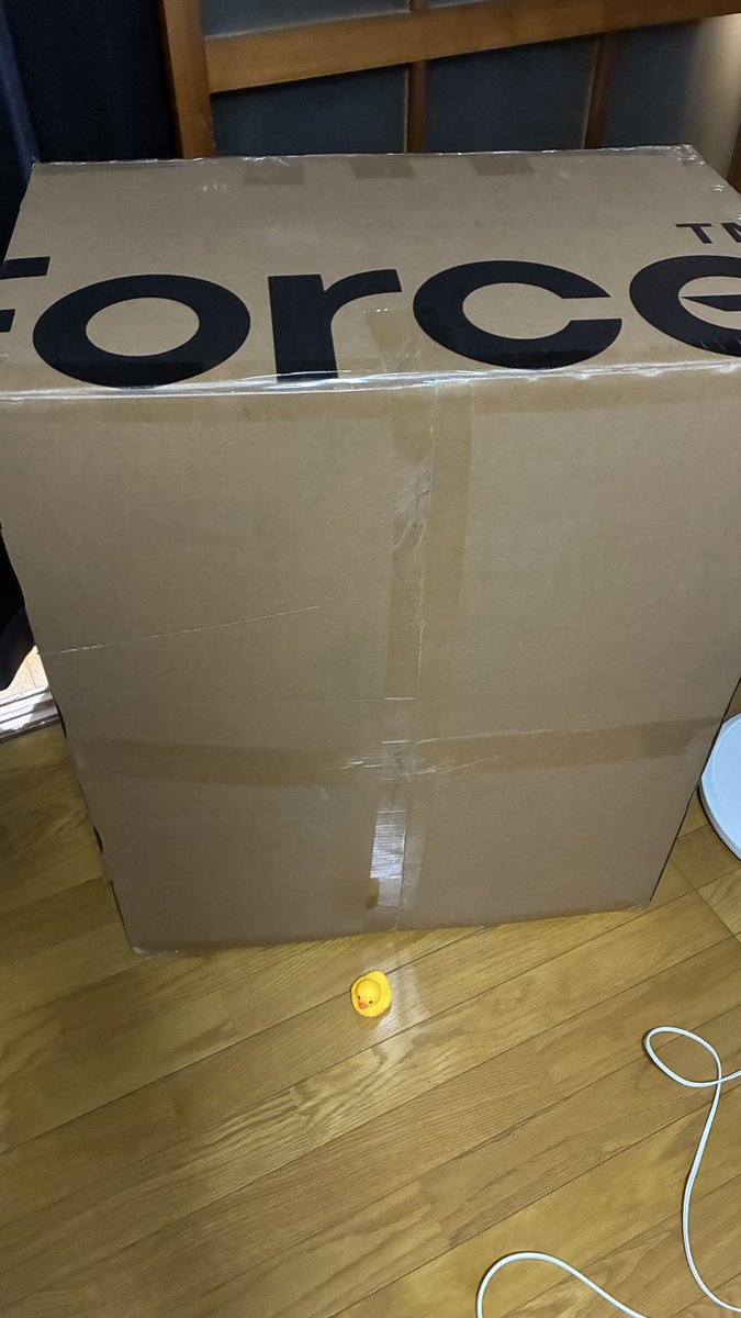 オフィスチェアを4階まで1人で運んだんだけど、デカい上に21kgもあってマジで死ぬかと思った…