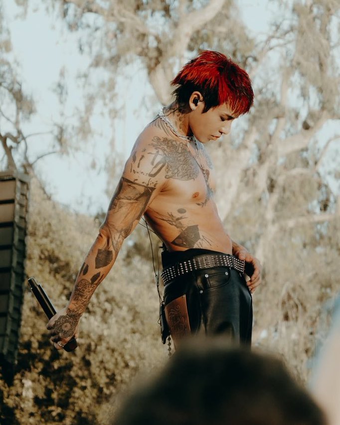 vantae; -136 tweet media