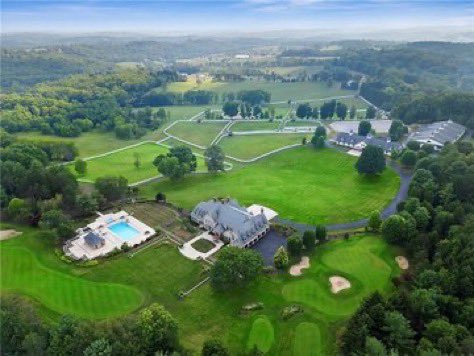 Aaron Rodgers just bought this Pittsburgh house which has a Par 3 in the backyard 🔥