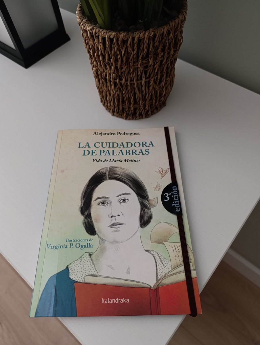 Una siesta corta me ha dejado tiempo para degustar un libro de cuidados y amor a las palabras. María, ojalá hubieses visto reconocida tu gran labor con un sillón en la RAE. Reflexiones, fichas y unas ilustraciones que transmiten el amor por la enseñanza y lo práctico.