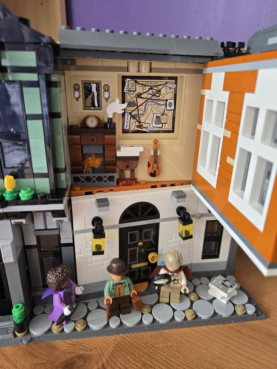 There. I've finished building the Lego Sherlock Holmes' book nook kit. I love all of the wee details and moving parts that it has 😚