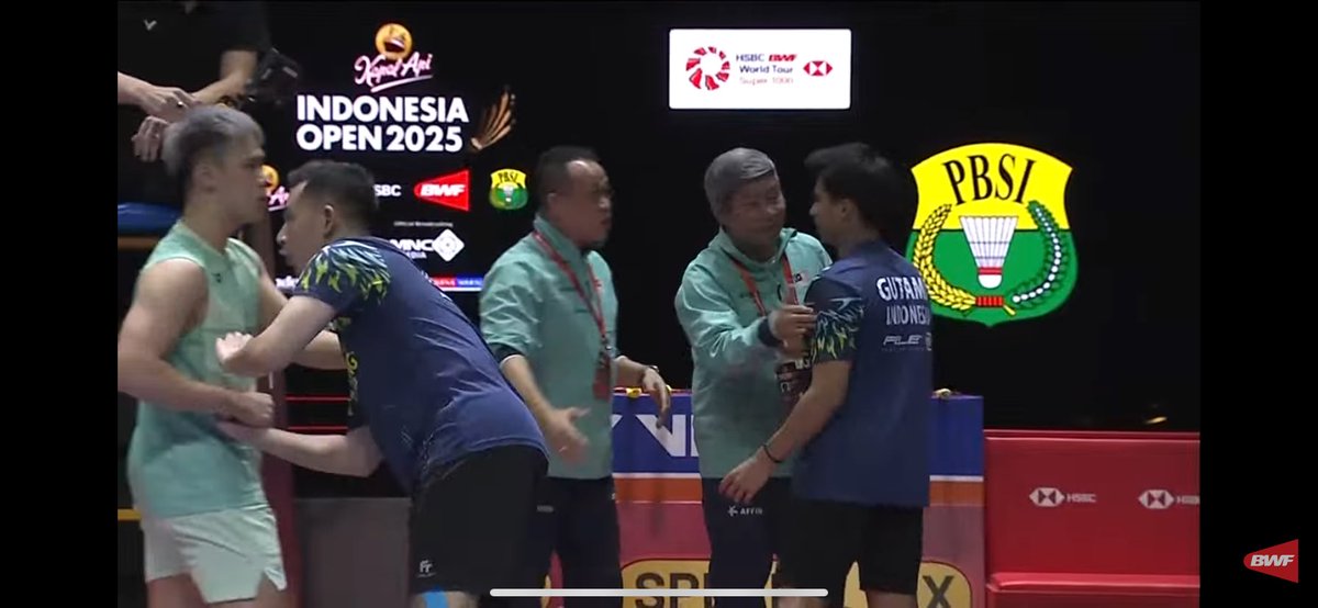 Dikasih jempol dan disalamin langsung sama mantan pelatih.

Hangat bener semifinal ini.

FINAL SUPER 1000 PERTAMA UNTUK SABAR/REZA!!!