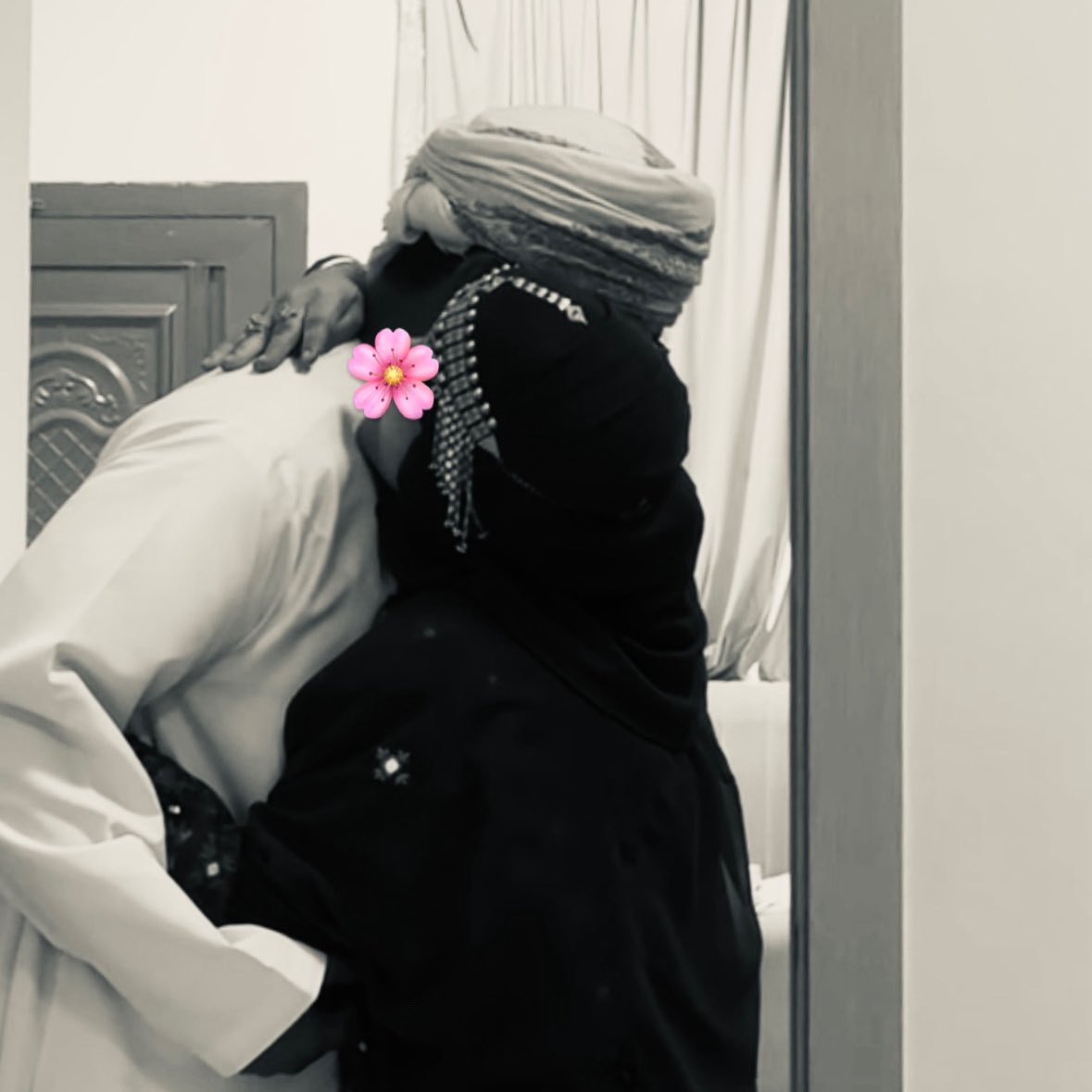 تعال عايدني وش العيد لولاك
العيد قرّب وأنت للحين غايب

تعال صارحني علمني شجاك 
خل الغياب اللي بليّا سبايب

طال الفراق وعذب القلب فرقاك
راح العمر وانت عن العين غايب

احرمتني يازين شوفك و لاماك
وشبّيت من صدك بصدري شبايب

خليتني بين العواذل و طرياك
بين الهموم وبين كبر المصايب .