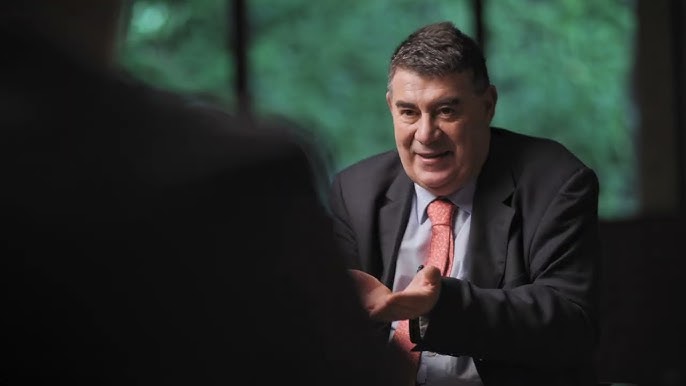 ✒️| "El intelectual, normalmente, es muy listo. Pero después gana menos que un vendedor de carne de cerdo. Y eso le da mucha rabia. Le da mucha rabia que una persona tan poco cualificada gane más dinero que él."

-Miguel Anxo Bastos.