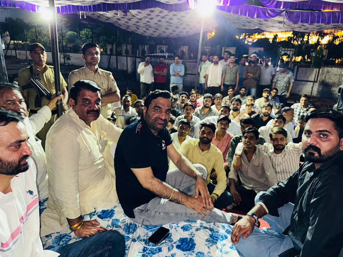 लड़ाई जारी है, 
सभी भ्रष्टाचारियों पर एक लड़ाका भारी है।‌
 
📍शहीद स्मारक, जयपुर
<a href="/hanumanbeniwal/">HANUMAN BENIWAL</a>